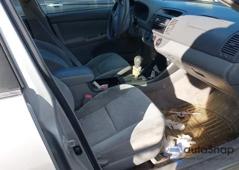 2004 Toyota Camry Le z USA, uszkodzony, nr VIN 4T1BE32K44U358285